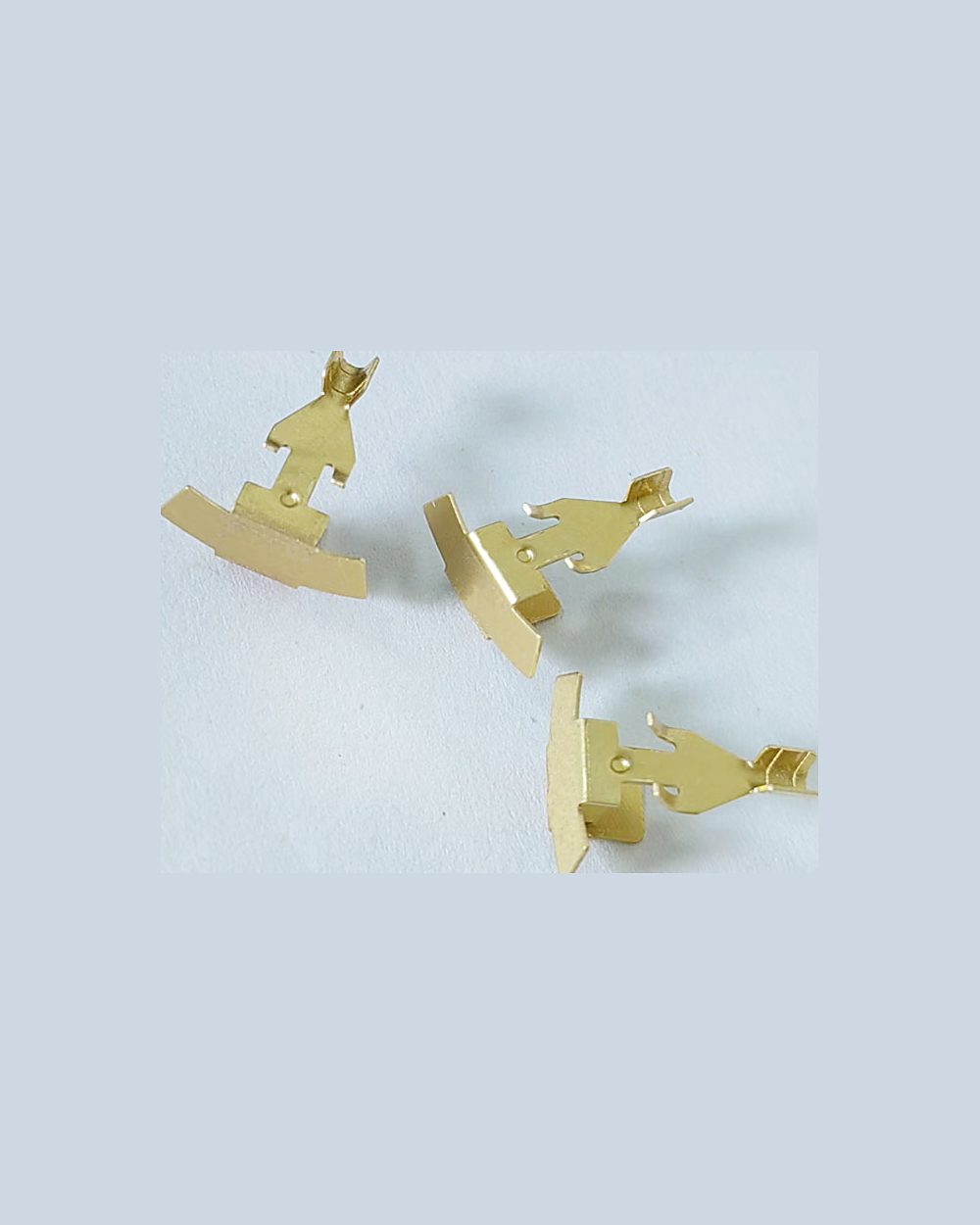 Brass shell contact and spring clip for a lamp holder